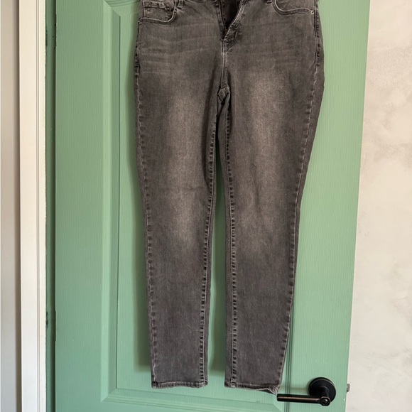 Old Navy Women's Charcoal mid-rise jeans. Inseam 29”rise10” - Picture 2 of 7